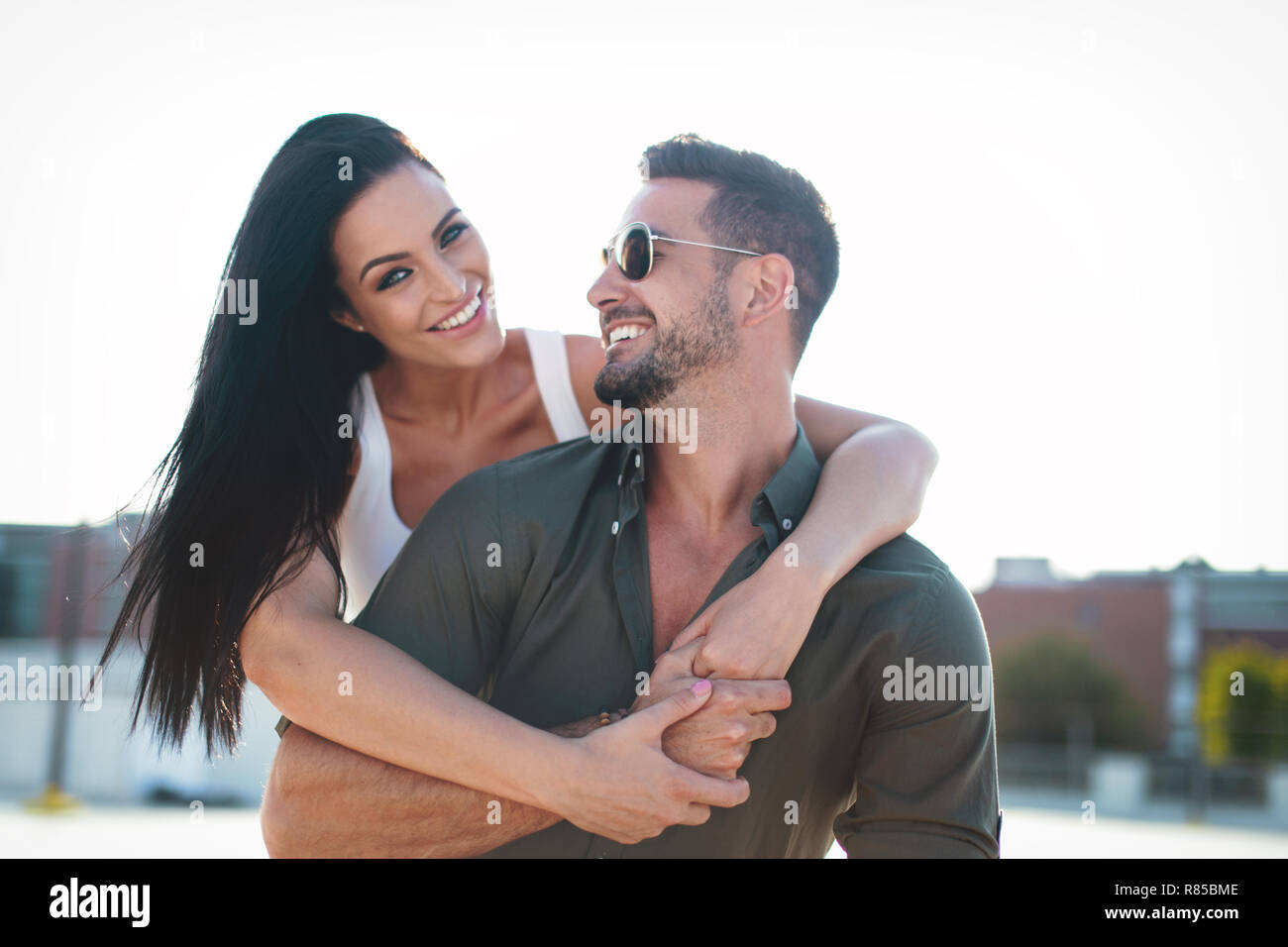 Kaukasische urban Paar in Liebe tun, Huckepack auf draußen, Glück Stockfoto