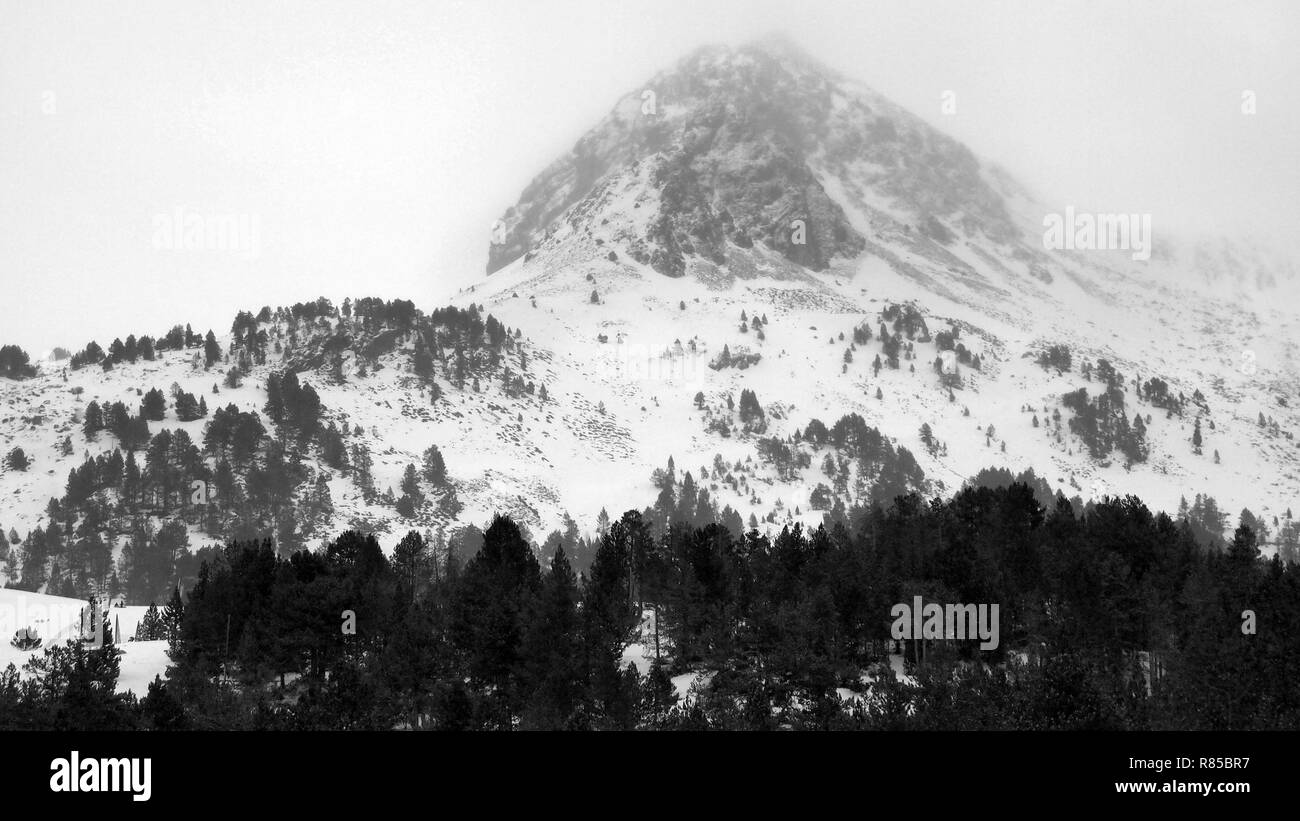 Die Pyrenäen unter Nebel und Schnee in Andorra Stockfoto