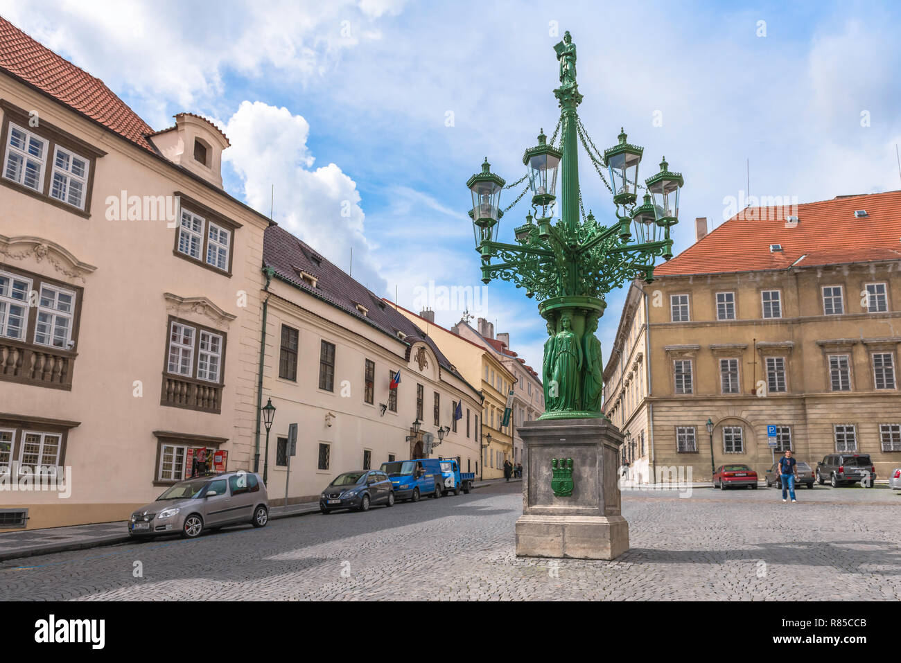 Prag Hradcany, Blick auf eine grüne Art Nouveau Stil street light in Loretanska Straße in der Burg Hradcany Bezirk von Prag gelegen. Stockfoto