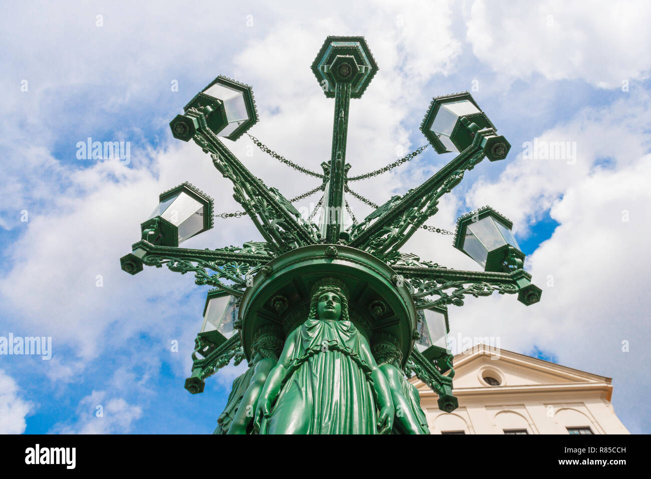 Prager Jugendstil, Blick auf eine grüne Jugendstil/Secession gestaltete Straße Licht in Loretanska Straße in der Burg Hradcany Bezirk von Prag gelegen. Stockfoto