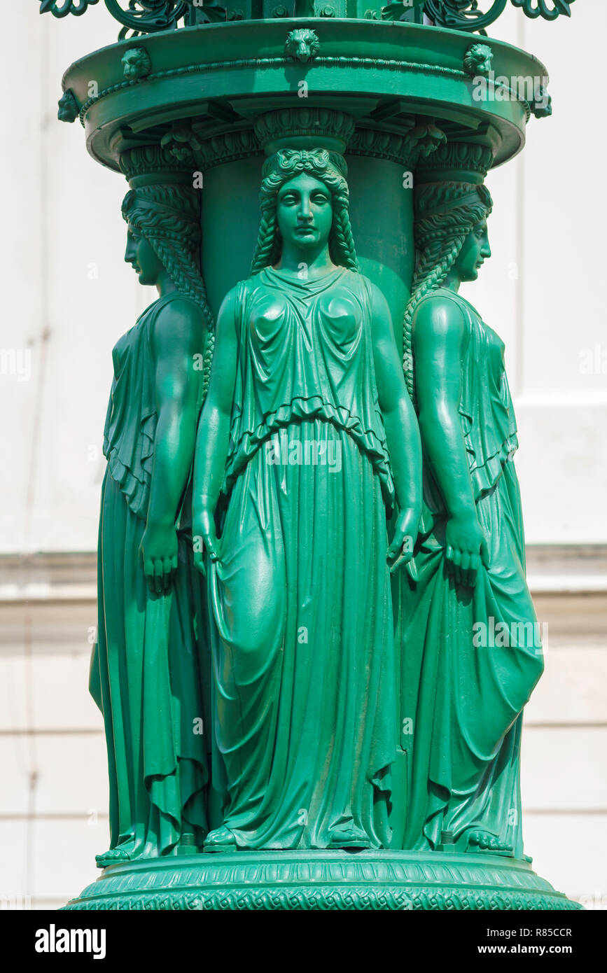 Jugendstil Bild, Blick auf die karyatiden auf der Basis eines grünen Jugendstil/Secession gestaltete Straße Licht in der Burg Hradcany Bezirk von Prag. Stockfoto