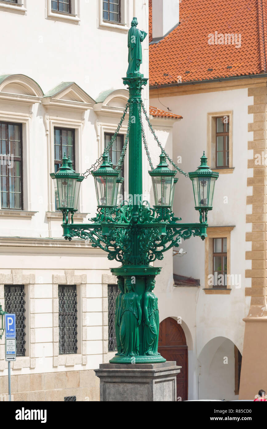 Prager Jugendstil, Blick auf eine grüne Jugendstil/Secession gestaltete Straße Licht in Loretanska Straße in der Burg Hradcany Bezirk von Prag gelegen. Stockfoto