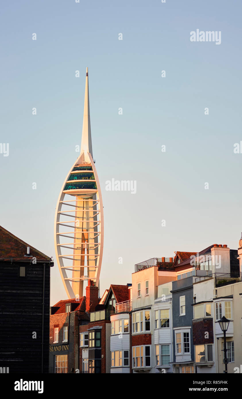 Bow fronted älteren Stil Häuser in den Punkt oder Spice Island Teil von Portsmouth mit dem Spinnaker Tower im Hintergrund Stockfoto