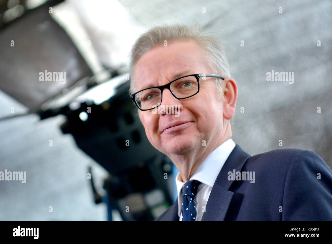 Michael Gove MP (Con: Surrey Heath) auf College Green, Westminster, die Vertrauensabstimmung in Theresa's kann die Führung der Konservativen P zu diskutieren Stockfoto