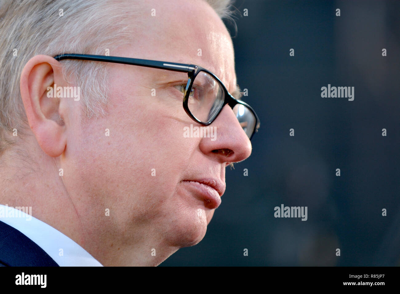 Michael Gove MP (Con: Surrey Heath) auf College Green, Westminster, die Vertrauensabstimmung in Theresa's kann die Führung der Konservativen P zu diskutieren Stockfoto