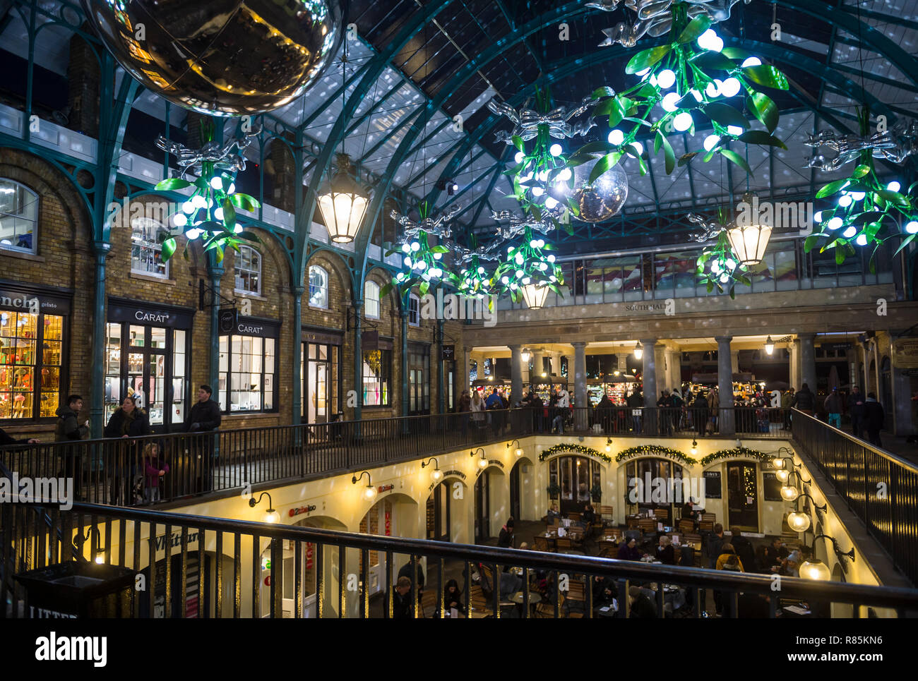 LONDON - November 26, 2018: Urlaub Besucher Spaziergang unter übergroße Weihnachtsschmuck Beleuchtung die neoklassizistische Architektur des Ostens Kolonnade Stockfoto