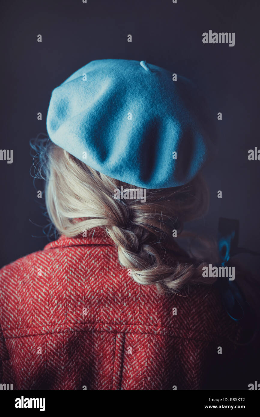 Historische Frau im Winter Mantel mit Buch Stockfoto