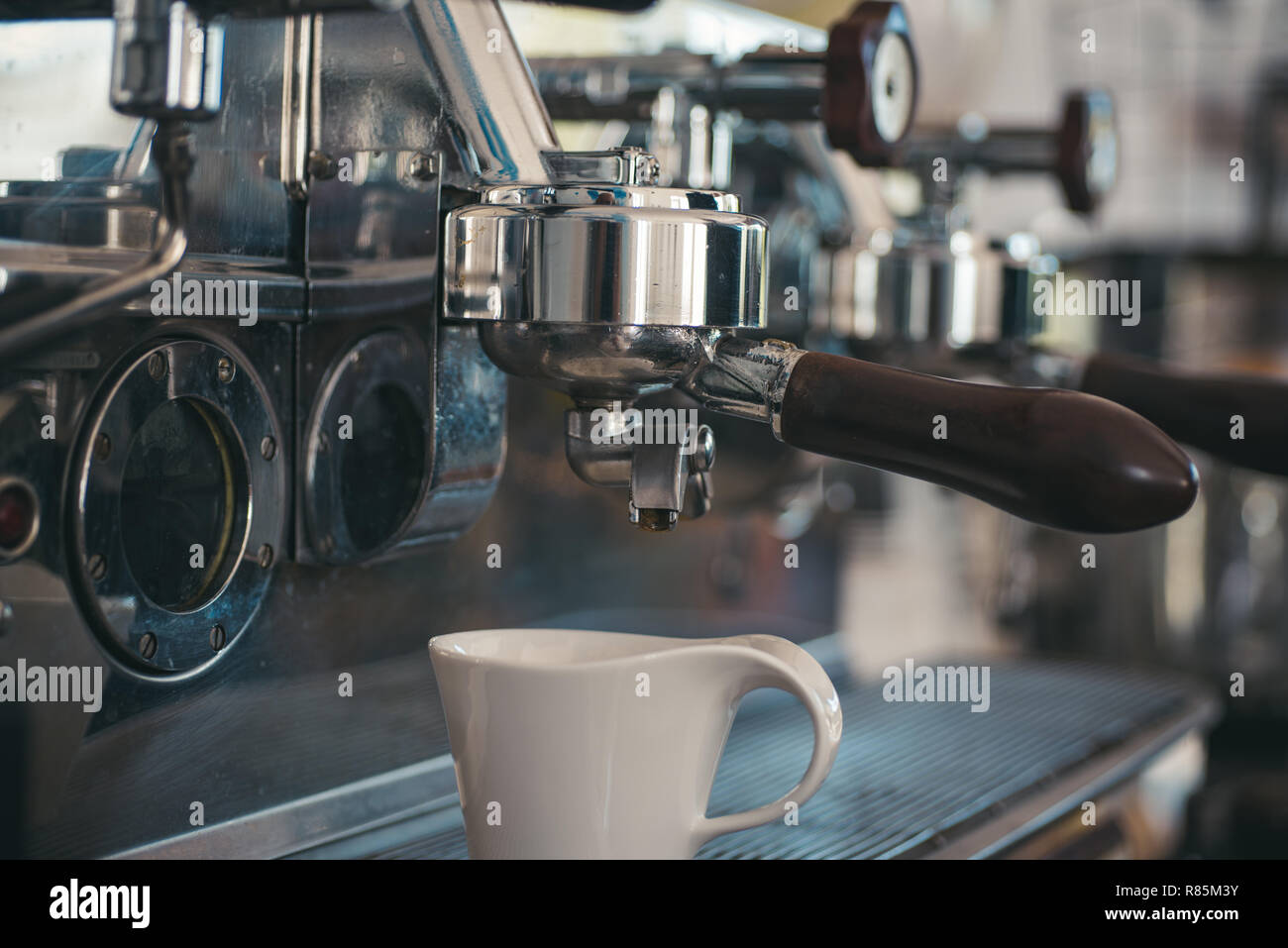Ihre brew in einer Zeit, die ihr Programm passt. Edelstahl Kaffeemaschine  oder Kaffeemaschine. Kaffeetasse. Kleine Tasse Kaffee oder Espresso zu  dienen. Kaffee brühen in kommerziellen Kaffeehaus Stockfotografie - Alamy