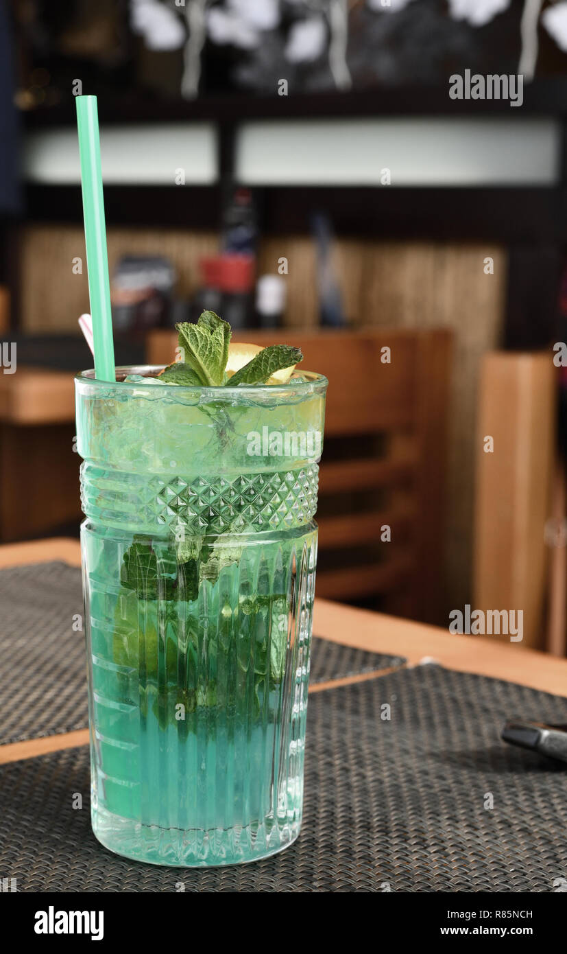 Glas mit nicht-alkoholischen Mojito in einem Restaurant Stockfoto