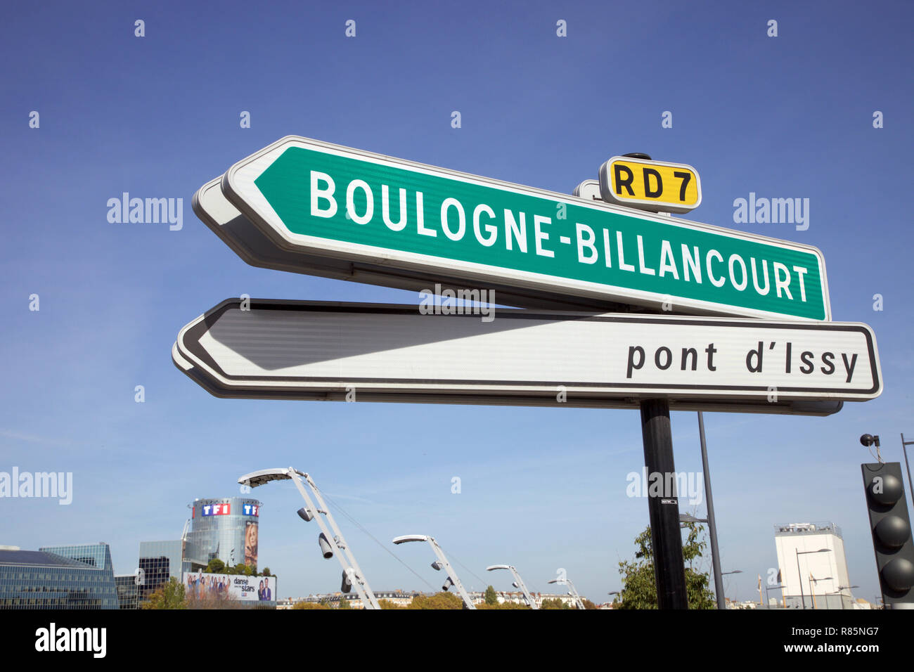 Wegweiser zu Boulogne- Billancourt und Pont d'Issy am linken Ufer der Seine, Paris Stockfoto