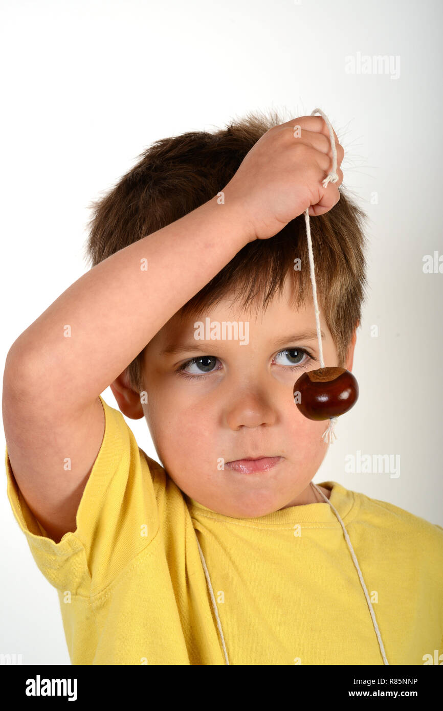 Junge Kind Junge mit Conkers Stockfoto