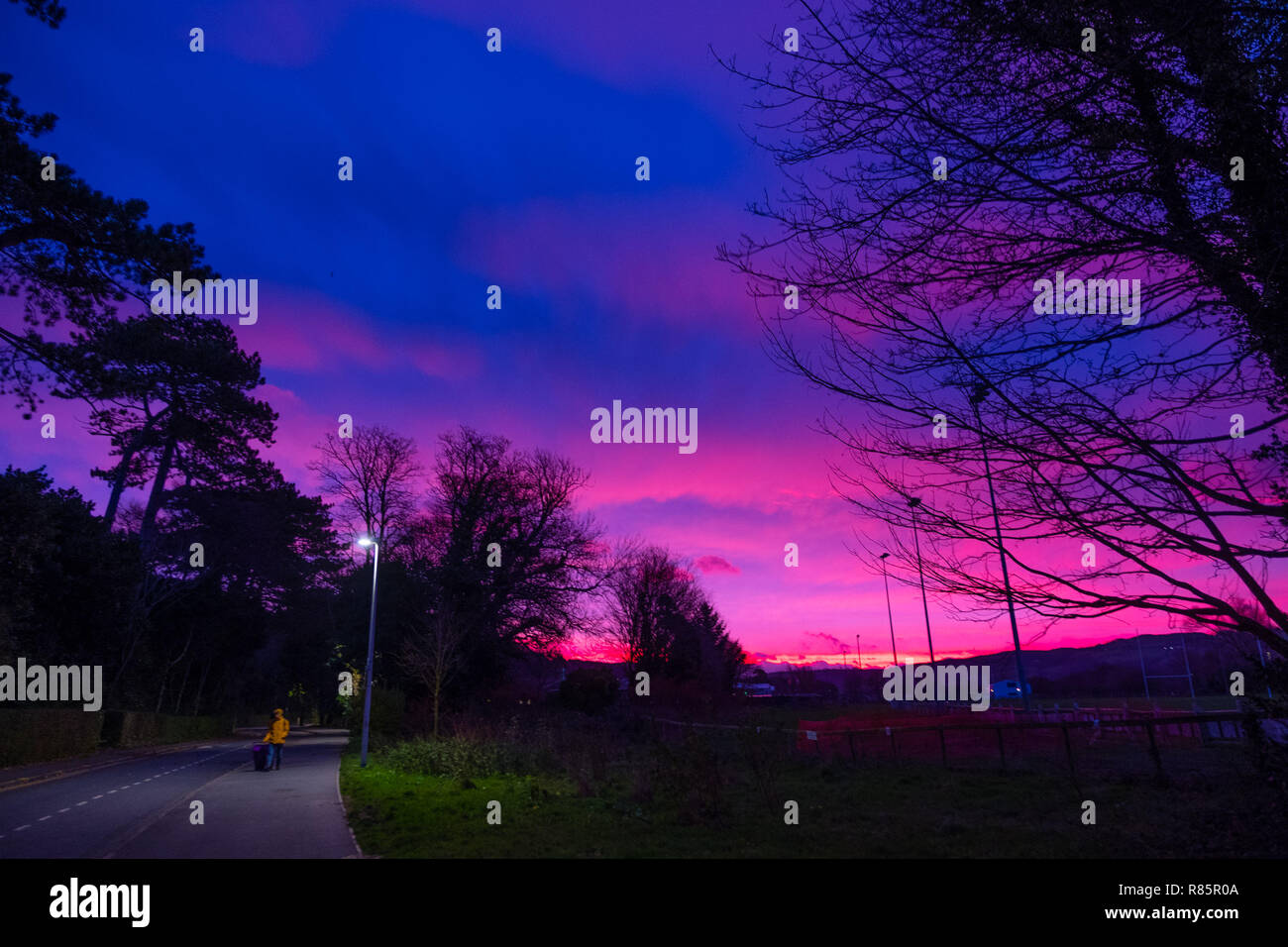 Aberystwyth Wales UK, am Donnerstag, den 13. Dezember 2018 Großbritannien Wetter: Am Morgen der Himmel ist ein Aufstand der Farbe in einem spektakulären Sonnenaufgang über Wales, Aberystwyth. Im Einklang mit dem bekannten Satz: "Roter Himmel am Morgen, Hirten Warning', heute wird prognostiziert, einem kalten und windigen Tag über viel von der UK Credit: Keith Morris/Alamy leben Nachrichten Stockfoto