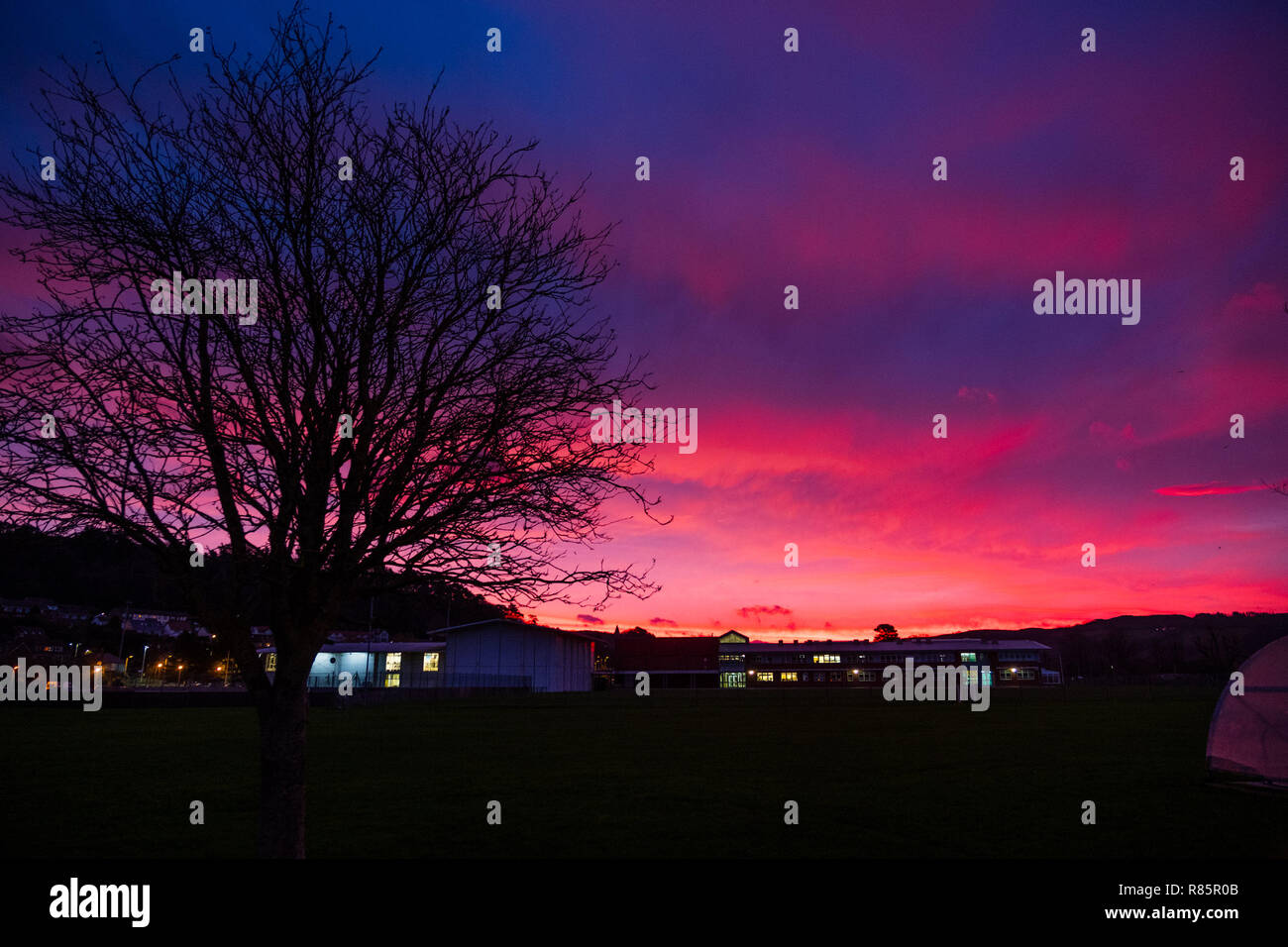 Aberystwyth Wales UK, am Donnerstag, den 13. Dezember 2018 Großbritannien Wetter: Am Morgen der Himmel ist ein Aufstand der Farbe in einem spektakulären Sonnenaufgang über Wales, Aberystwyth. Im Einklang mit dem bekannten Satz: "Roter Himmel am Morgen, Hirten Warning', heute wird prognostiziert, einem kalten und windigen Tag über viel von der UK Credit: Keith Morris/Alamy leben Nachrichten Stockfoto