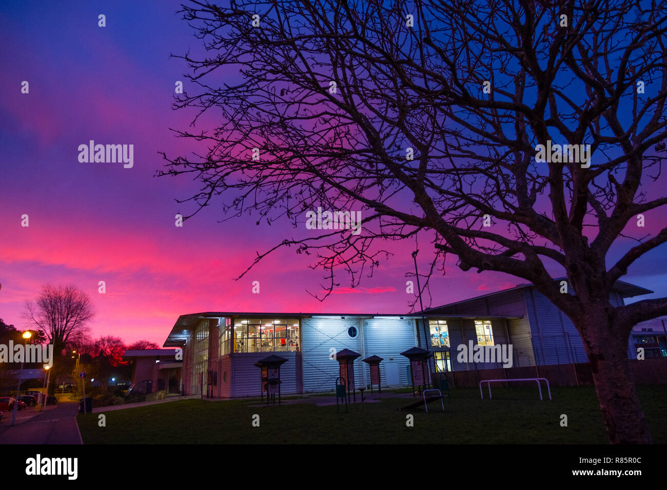 Aberystwyth Wales UK, am Donnerstag, den 13. Dezember 2018 Großbritannien Wetter: Am Morgen der Himmel ist ein Aufstand der Farbe in einem spektakulären Sonnenaufgang über Wales, Aberystwyth. Im Einklang mit dem bekannten Satz: "Roter Himmel am Morgen, Hirten Warning', heute wird prognostiziert, einem kalten und windigen Tag über viel von der UK Credit: Keith Morris/Alamy leben Nachrichten Stockfoto