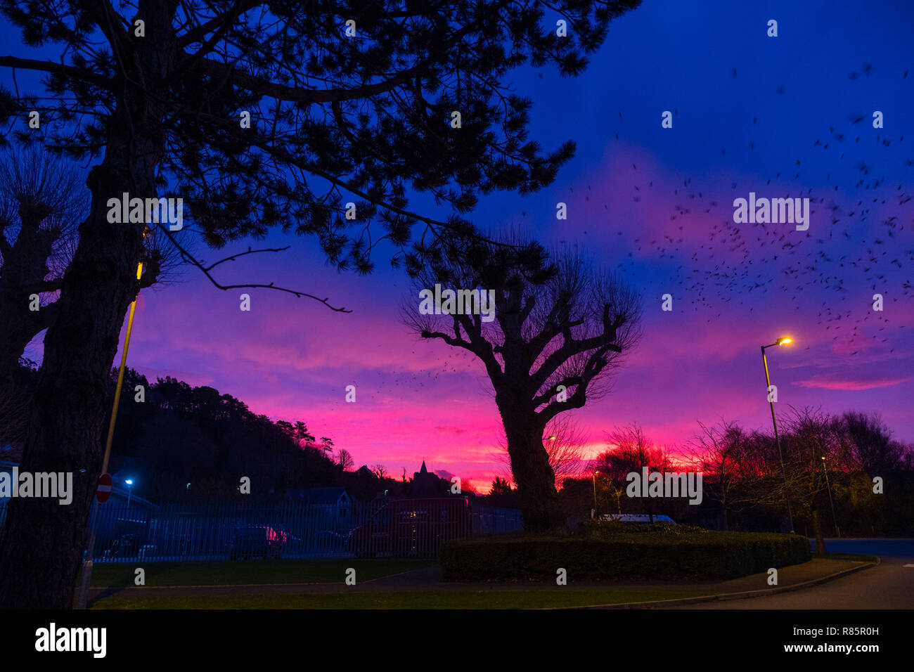 Aberystwyth Wales UK, am Donnerstag, den 13. Dezember 2018 Großbritannien Wetter: Am Morgen der Himmel ist ein Aufstand der Farbe in einem spektakulären Sonnenaufgang über Wales, Aberystwyth. Im Einklang mit dem bekannten Satz: "Roter Himmel am Morgen, Hirten Warning', heute wird prognostiziert, einem kalten und windigen Tag über viel von der UK Credit: Keith Morris/Alamy leben Nachrichten Stockfoto