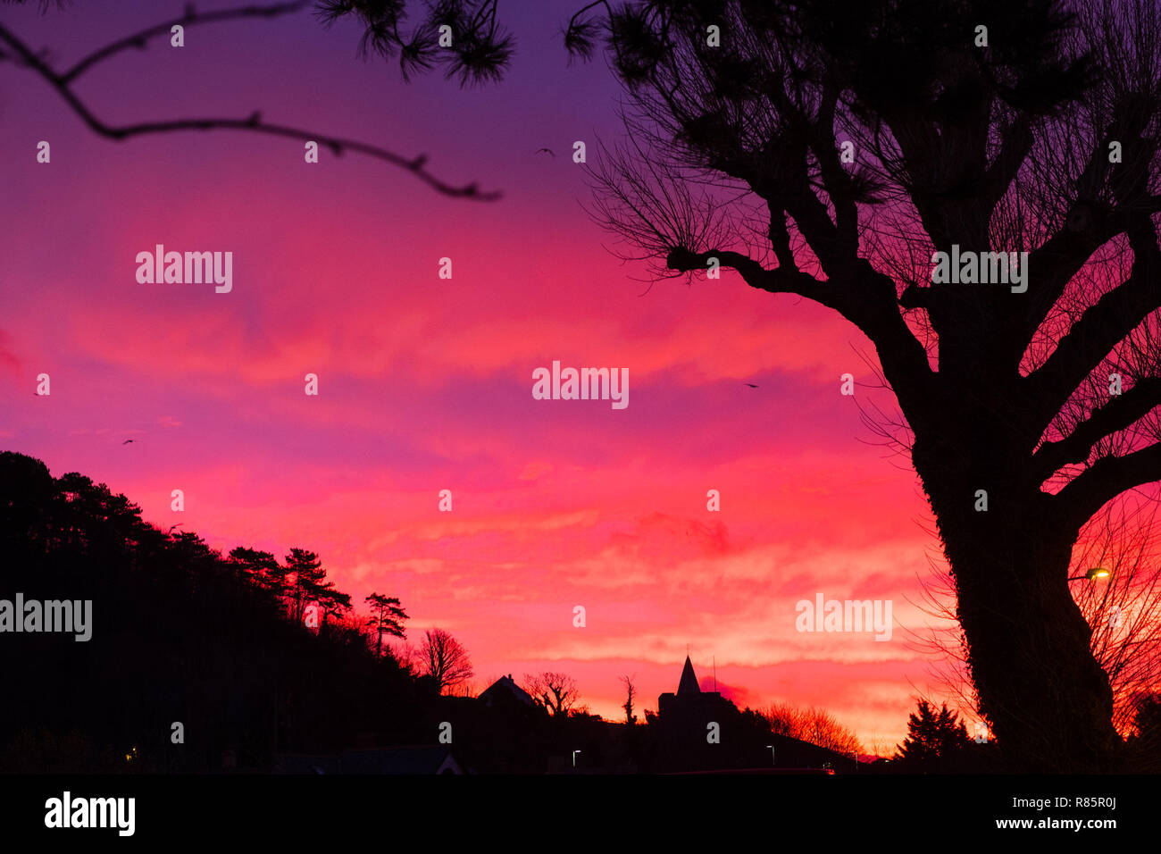 Aberystwyth Wales UK, am Donnerstag, den 13. Dezember 2018 Großbritannien Wetter: Am Morgen der Himmel ist ein Aufstand der Farbe in einem spektakulären Sonnenaufgang über Wales, Aberystwyth. Im Einklang mit dem bekannten Satz: "Roter Himmel am Morgen, Hirten Warning', heute wird prognostiziert, einem kalten und windigen Tag über viel von der UK Credit: Keith Morris/Alamy leben Nachrichten Stockfoto