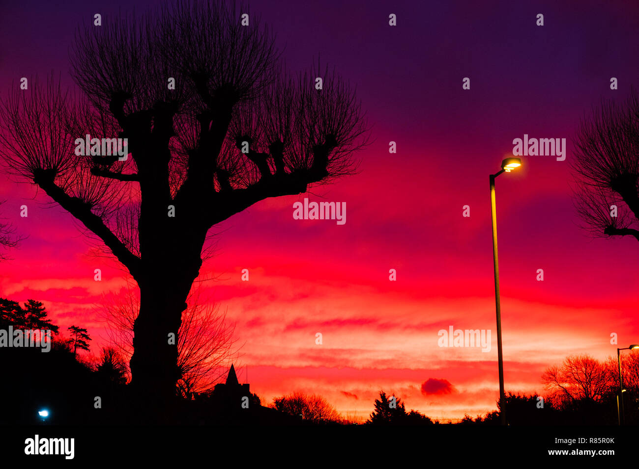 Aberystwyth Wales UK, am Donnerstag, den 13. Dezember 2018 Großbritannien Wetter: Am Morgen der Himmel ist ein Aufstand der Farbe in einem spektakulären Sonnenaufgang über Wales, Aberystwyth. Im Einklang mit dem bekannten Satz: "Roter Himmel am Morgen, Hirten Warning', heute wird prognostiziert, einem kalten und windigen Tag über viel von der UK Credit: Keith Morris/Alamy leben Nachrichten Stockfoto