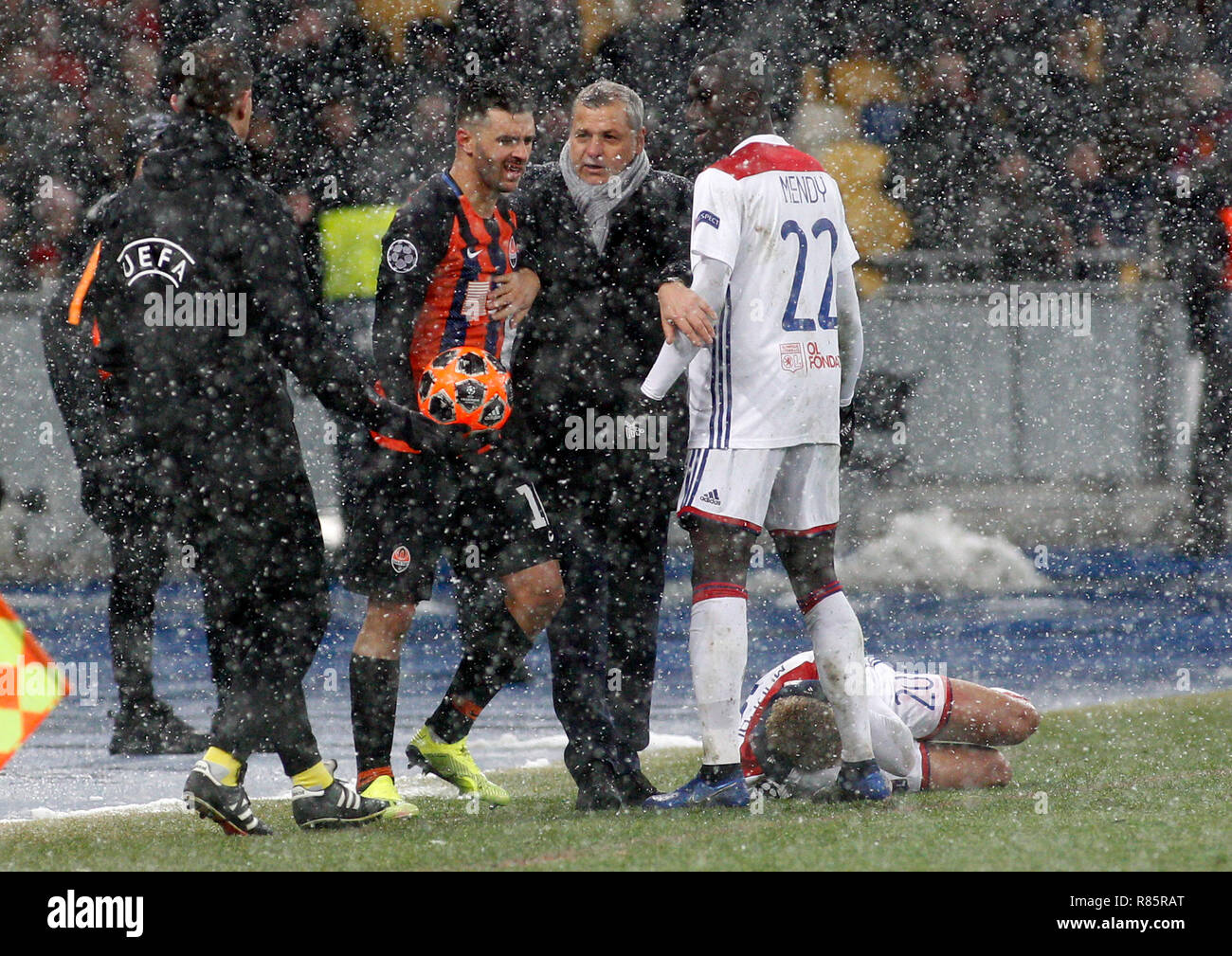 Lyon Cheftrainer Bruno Genesio (C), die in Aktion während der UEFA Champions League Gruppe F Fußballspiel zwischen Shakhtar Donetsk und Lyon an der NSK Olimpiyskyi in Kiew gesehen. (Endstand; Shakhtar Donetsk 1:1 Lyon) Stockfoto