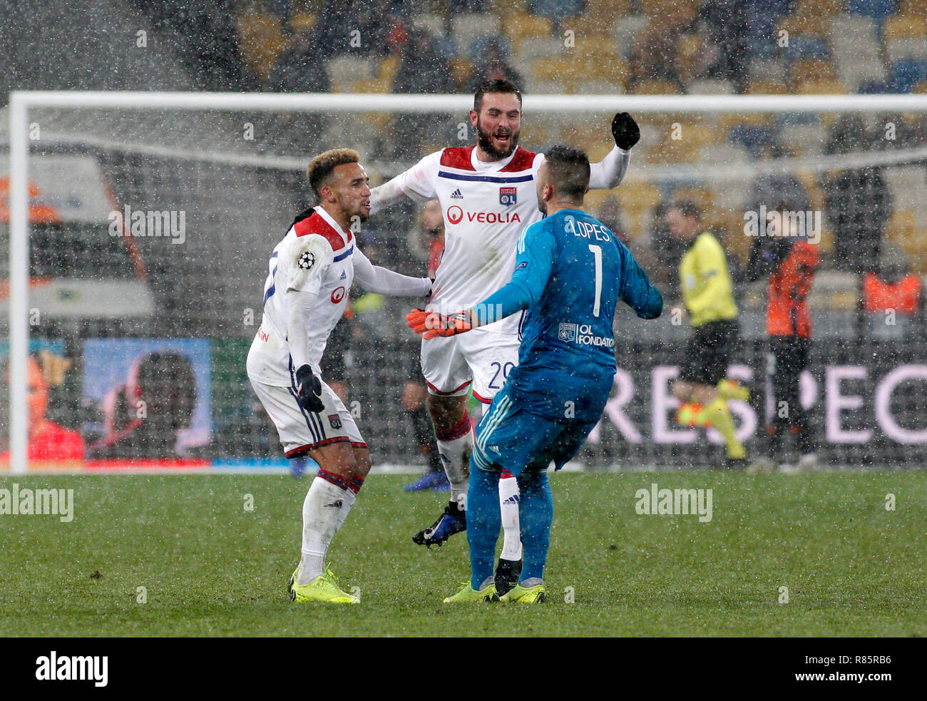 Lyon Spieler gesehen feiern ein Ziel während der UEFA Champions League Gruppe F Fußballspiel zwischen Shakhtar Donetsk und Lyon an der NSK Olimpiyskyi in Kiew. (Endstand; Shakhtar Donetsk 1:1 Lyon) Stockfoto