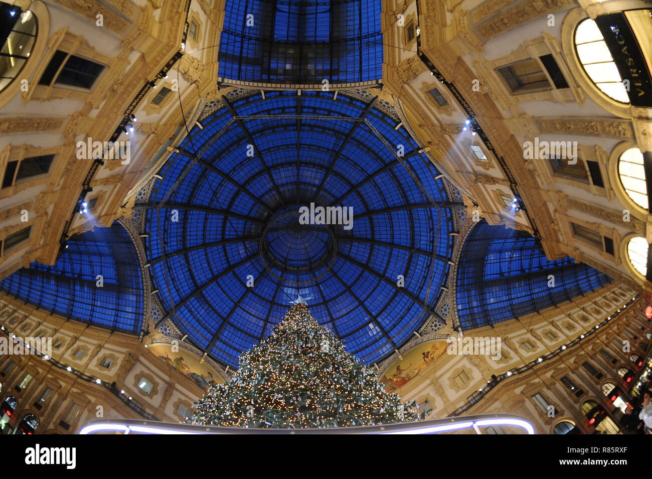 Beleuchtung Weihnachtsbaum 'Digital Christmas Tree von Swarovski' am Octagon der Galleria Vittorio Emanuele. (Maurizio Maule, Mailand - 2018-12-04) p.s. La foto e 'utilizzabile nel rispetto del contesto in Cui e' Stata scattata, e senza intento diffamatorio del decoro delle Persone rappresentate Stockfoto