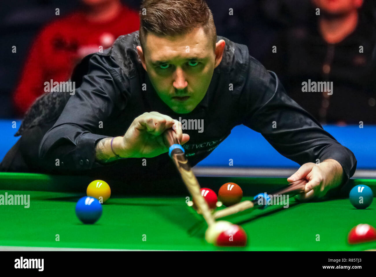 Glasgow, Schottland, Großbritannien. 13. Dez 2018. Kyren Wilson (ENG) vs Joe Perry (ENG) in einem Rennen auf 4 Frames für einen Platz in der vierten Runde Auslosung der BetVictor Scottish Open Snooker Championship, Emirates Arena, Glasgow. Credit: Colin Poultney/Alamy leben Nachrichten Stockfoto