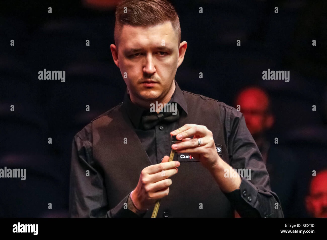 Glasgow, Schottland, Großbritannien. 13. Dez 2018. Kyren Wilson (ENG) vs Joe Perry (ENG) in einem Rennen auf 4 Frames für einen Platz in der vierten Runde Auslosung der BetVictor Scottish Open Snooker Championship, Emirates Arena, Glasgow. Credit: Colin Poultney/Alamy leben Nachrichten Stockfoto