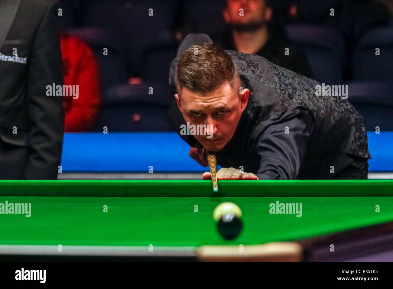 Glasgow, Schottland, Großbritannien. 13. Dez 2018. Kyren Wilson (ENG) vs Joe Perry (ENG) in einem Rennen auf 4 Frames für einen Platz in der vierten Runde Auslosung der BetVictor Scottish Open Snooker Championship, Emirates Arena, Glasgow. Credit: Colin Poultney/Alamy leben Nachrichten Stockfoto