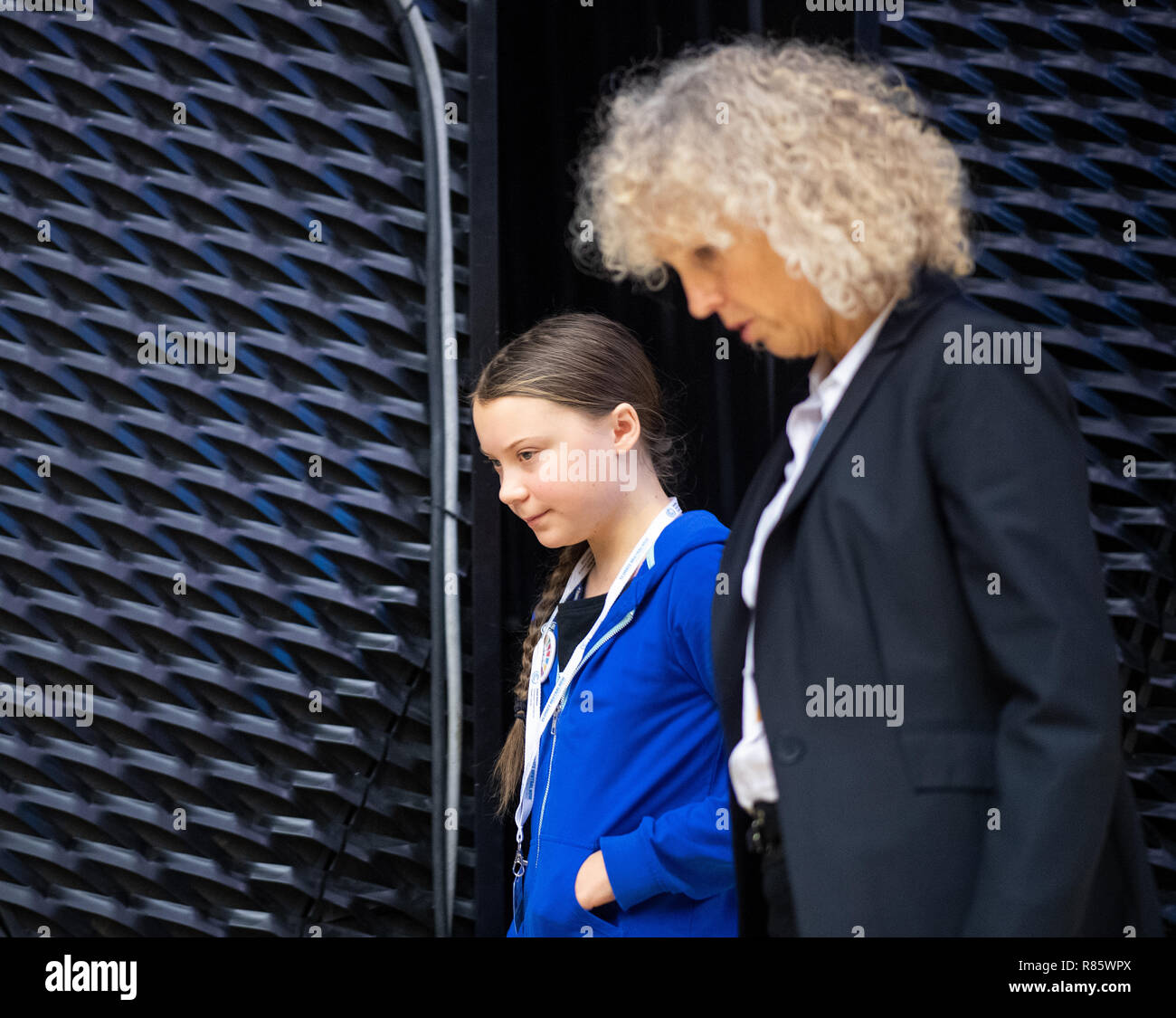 Kattowitz, Polen. 13 Dez, 2018. Greta Thunberg (l), eine junge schwedische Klima Aktivist und Jennifer Morgan, Umweltaktivist und Leiter der Umweltorganisation Greenpeace International, den Raum verlassen nach einer Pressekonferenz in der Weltklimagipfel. Der UN-Klimagipfel zum Klimawandel findet vom 03-14 Dezember 2018 nehmen in der südpolnischen Stadt Kattowitz. Credit: Monika Skolimowska/dpa-Zentralbild/dpa/Alamy leben Nachrichten Stockfoto