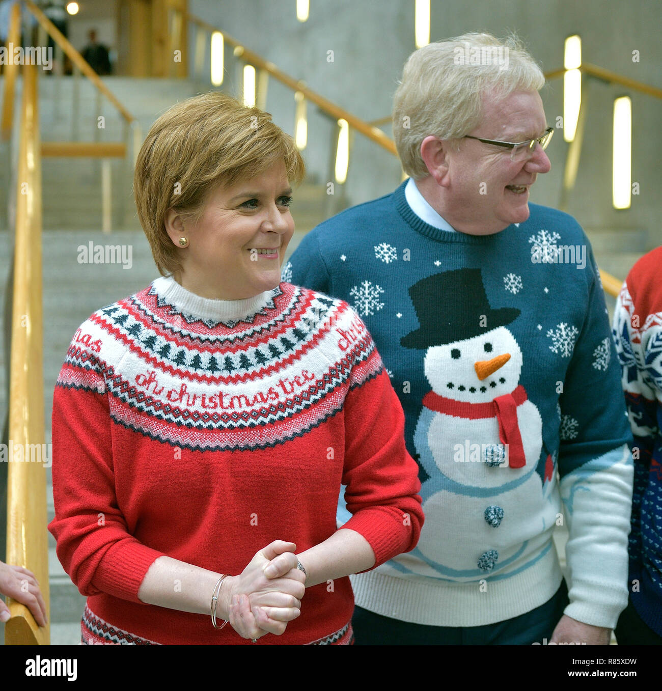 Speichern der Kinder Weihnachten Jumper Tag 2018. Bild L-R an das Schottische Parlament mit ihrem Weihnachten Jumper sind erster Minister Nicola Sturgeon (SNP) und Jackson Carlaw Schottischen Konservativen stellvertretende Vorsitzende. Stockfoto