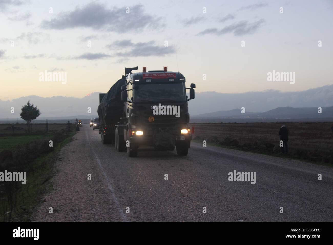 Ankara. 12 Dez, 2018. Foto am Dez. 12, 2018 zeigt eine Reihe von militärischen Fahrzeugen in Kilis Provinz bereitgestellt werden, die Türkei. Die Türkei hat verstärkte ihren militärischen Einsatz in der Nähe der syrischen Grenze in der südöstlichen Provinz Kilis, lokale Medien berichteten, für einen möglichen Betrieb gegen den Syrischen Kurdischen Milizen in den kommenden Tagen. Credit: Ihlas Nachrichtenagentur/Xinhua/Alamy leben Nachrichten Stockfoto