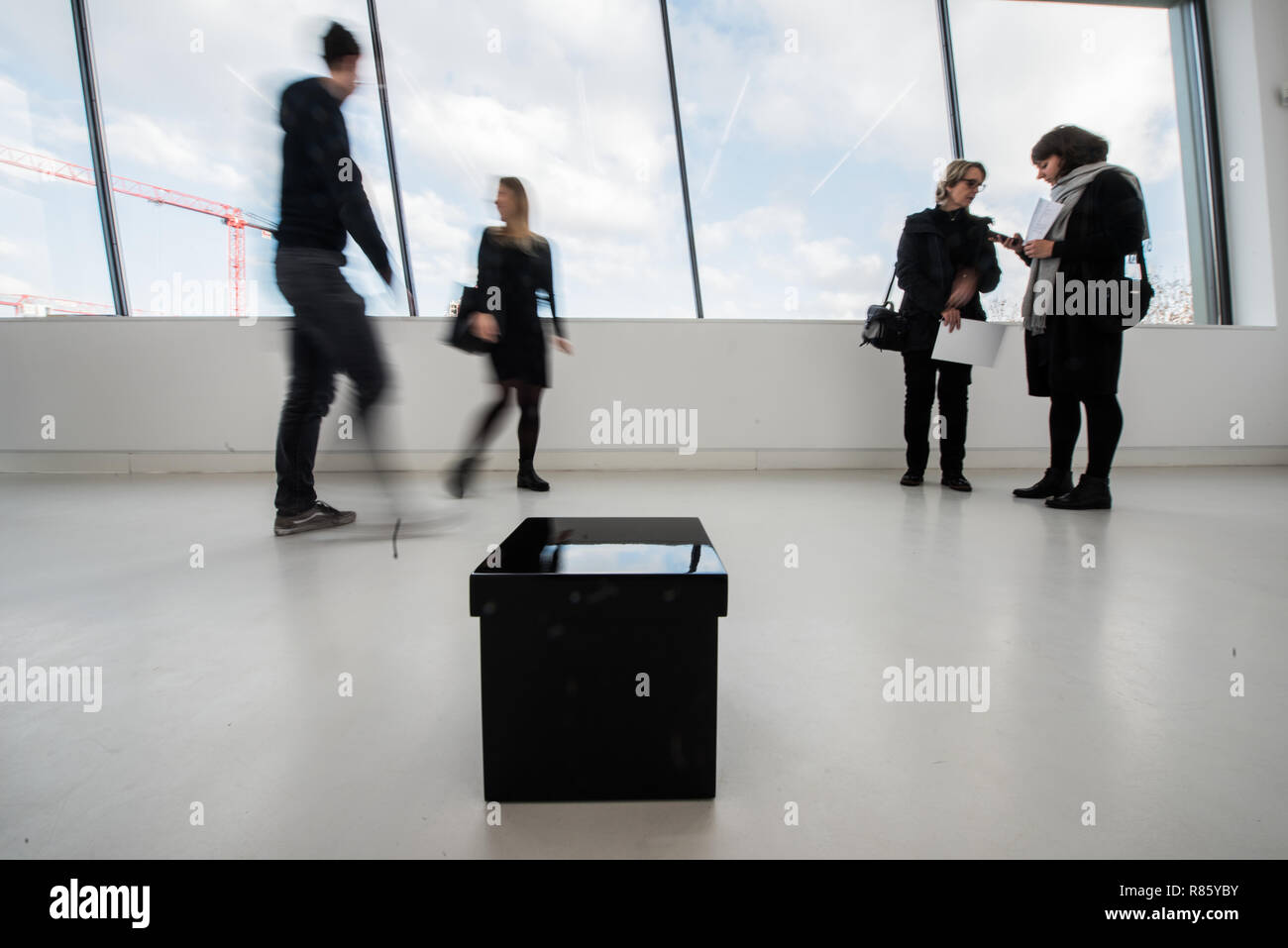 Mainz, Deutschland. 13 Dez, 2018. Menschen stehen hinter dem sound installation' und ein Glucksen begraben Sie (Hommage an Gino De Dominicas), 2005" im Ausstellungsraum. Brauchen oder nicht brauchen." (14.12.18-17.02.19), die Kunsthalle Mainz zeigt Objekte, Installationen und Videoarbeiten von der italienische Künstler Lara Favaretto. Es ist die erste Einzelausstellung von Favaretto in Deutschland. Credit: Andreas Arnold/dpa/Alamy leben Nachrichten Stockfoto