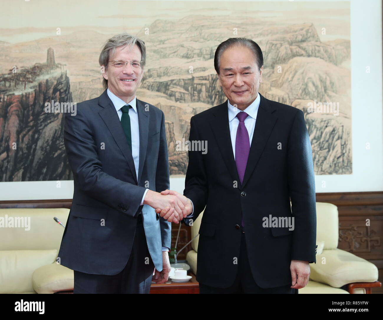 (181213) - Peking, Dez. 13, 2018 (Xinhua) - Cai Mingzhao (R), Präsident der chinesischen Nachrichtenagentur Xinhua, trifft sich mit der Agence France-Presse (AFP), Chairman und CEO von Fabrice Pommes an der Xinhua Sitz in Peking, die Hauptstadt Chinas, Dez. 13, 2018. Xinhua und AFP am Donnerstag vereinbart, die Zusammenarbeit in Bereichen wie Video und neue Medien weiter zu verbessern. Die Vereinbarung kam als Cai und Pommes Frites bei Xinhua hat seinen Sitz in Peking traf. Lobte die gute Zusammenarbeit zwischen Xinhua und AFP in den Bereichen News und Foto der Austausch in den vergangenen sechs Jahrzehnten seit der beiden Agenturen Zusammenarbeit unterzeichneten Vereinbarungen Stockfoto