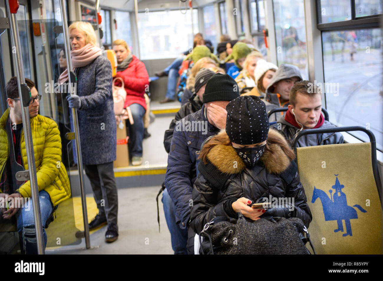 Eine Frau gesehen, eine anti Elektrosmog Maske, wie Sie die kostenlose Nutzung der öffentlichen Verkehrsmittel aufgrund hoher Luftverschmutzung. Heute, aufgrund der hohen Luftverschmutzung über den EU-Normen, die Air Quality Index (AQI) von PM 2,5 über 163. Der Rat der Stadt stellte die kostenlose Nutzung der öffentlichen Verkehrsmittel aus Sicherheitsgründen. Stockfoto