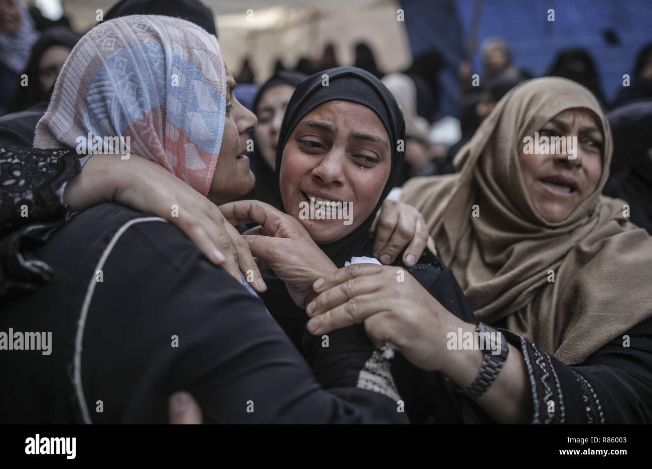 Khan Yunis, im südlichen Gazastreifen. 31 Mär, 2018. Die Angehörigen der palästinensischen Gehad Abu Jamous, der einen Tag früher während der Auseinandersetzungen mit der israelischen Sicherheitskräfte in der Nähe der Grenzen getötet wurde, trauern Während seiner Beerdigung in Khan Yunis, im südlichen Gazastreifen, 31. März 2018. Palästina UN-Botschafter sagte, 17 Menschen - darunter Kinder unter dem Alter von 16 Jahren - bei Auseinandersetzungen mit israelischen Soldaten in der Nähe des Gazastreifens Grenze, wo Zehntausende marschierte der 42. Jahrestag der palästinensischen Landes Tag getötet worden sind. Credit: Wissam Nassar/dpa | Verwendung weltweit/dpa/Alamy leben Nachrichten Stockfoto