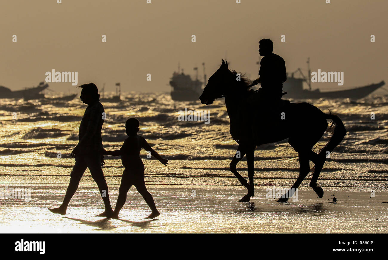 Mumbai, Indien. 13 Dez, 2018. Die Menschen sind an einem Strand in Bombay, Indien, Dez. 13, 2018. Credit: Stringer/Xinhua/Alamy leben Nachrichten Stockfoto