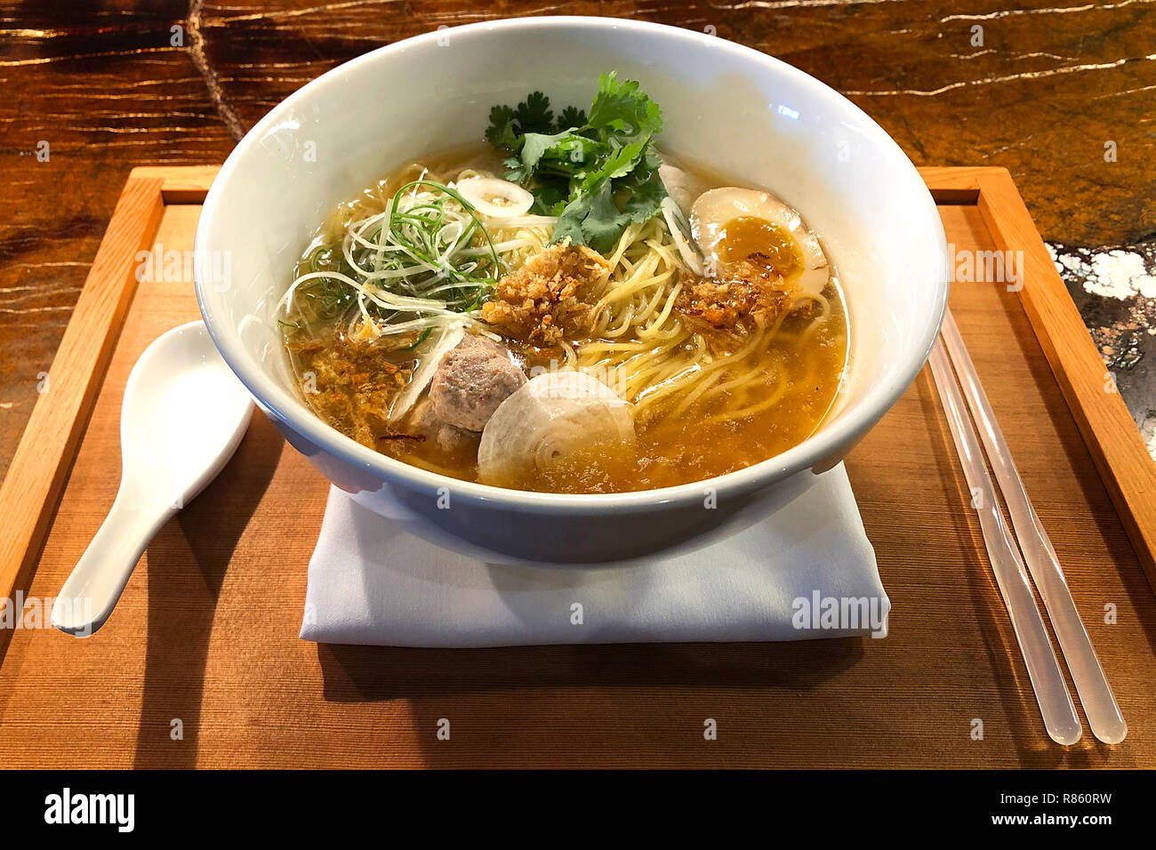 Napa, CA, USA. 26 Okt, 2018. Ente meatball Ramen von Morimoto Napa Executive Chef Sean Massey. Credit: Napa Senke-Register/ZUMA Draht/Alamy leben Nachrichten Stockfoto