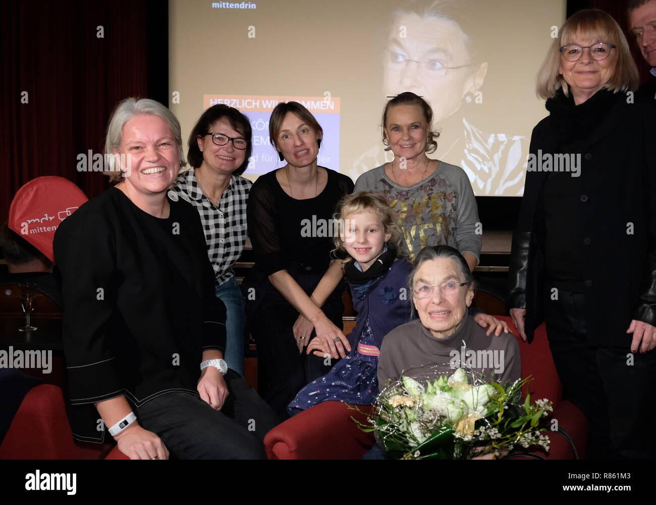 13. Dezember 2018, Sachsen, Chemnitz: Thema Carola Ullrich (L-R), der ehemalige Eiskunstläuferin Anett Pötzsch, Jutta Müller's Enkelin Sheila Seyfert-Menzel mit ihrer Tochter Karlotta, Jutta Müller's Tochter Gaby Seyfert und ihre Mutter, der ehemalige Eiskunstläuferin und Trainerin Jutta Müller, sowie Thema Marion Tetzner sammeln im club Kino Siegmar. Gibt der Film Premiere des MDR Filme 'Die Eiskönigin aus Chemnitz - Ein Abend für Jutta Müller' statt. Sie feiert ihren 90. Geburtstag am 13.12.2018. Der 90-minütige Film wird am 16.12.2018 im MDR ausgestrahlt werden. Foto: Sebastian wird Stockfoto