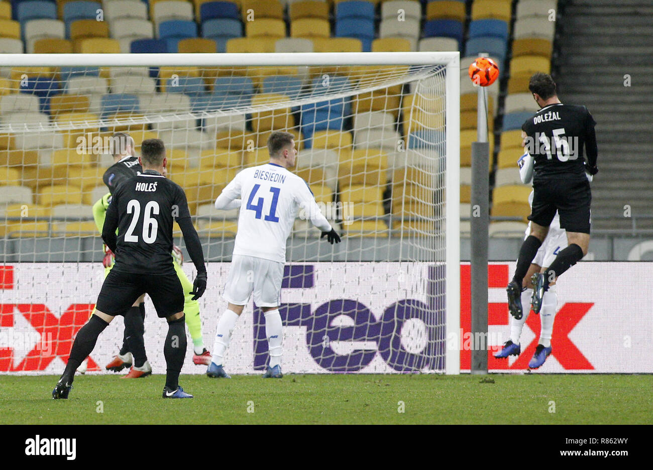 Kiew, Ukraine. 13 Dez, 2018. Martin Dolezal (R) von Jablonec ein Tor während der UEFA Europa League Gruppe K Fußballspiel zwischen dem FC Dynamo Kiew und FC Jablonec an der NSK Olimpiyskiy in Kiew, Ukraine, 13. Dezember 2018. Credit: anatolii Stepanov/ZUMA Draht/Alamy leben Nachrichten Stockfoto
