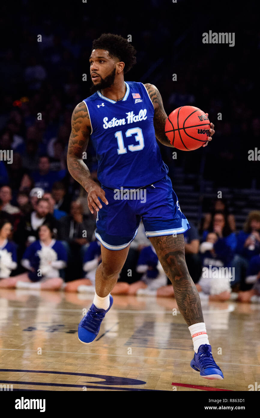 Überstunden. 08 Dez, 2018. Seton Hall Piraten guard Myles Powell (13) übernimmt die Kugel während der Citi Hoops Classic zwischen der Seton Hall Piraten und Kentucky Wildkatzen im Madison Square Garden, New York, New York. Die Seton Hall Piraten besiegen die Kentucky Wildkatzen 84-83 in den überstunden. Obligatorische Credit: Kostas Lymperopoulos/CSM/Alamy leben Nachrichten Stockfoto