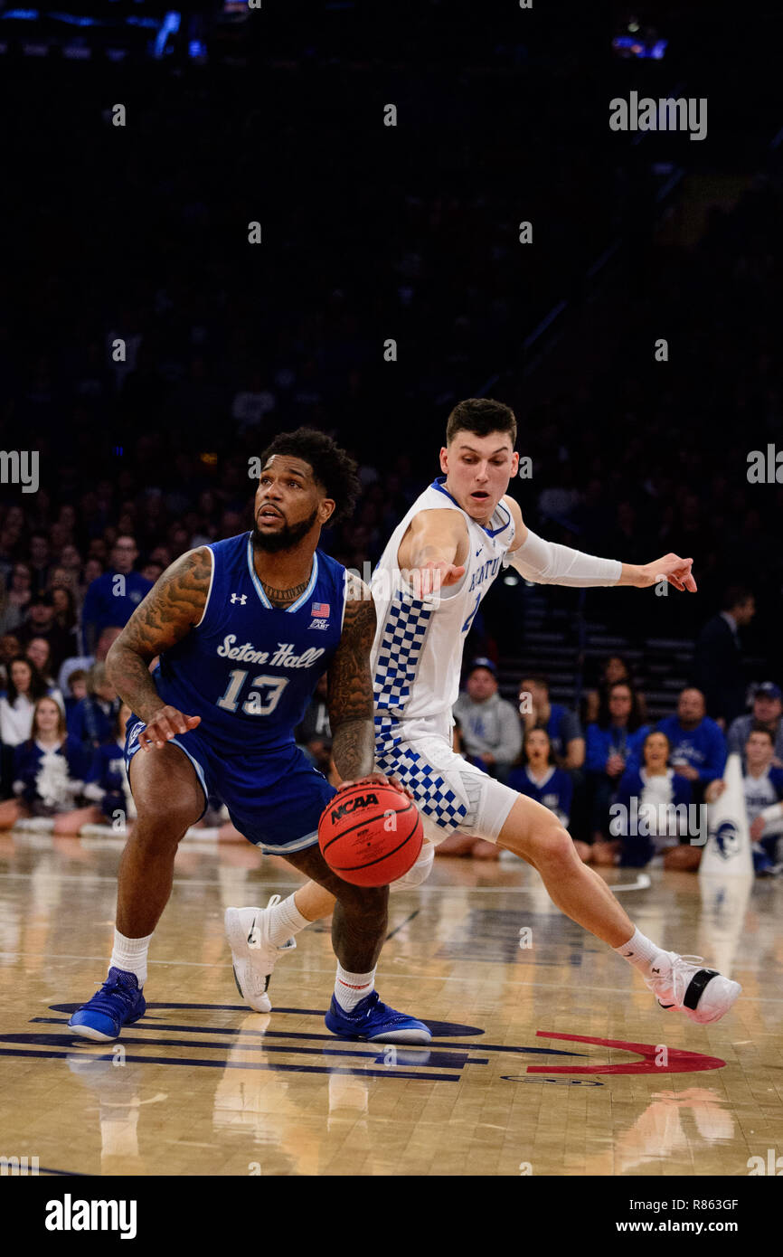 Überstunden. 08 Dez, 2018. Seton Hall Piraten guard Myles Powell (13) und Kentucky Wildkatzen guard Tyler Herro (14) reagieren auf die Kugel während der Citi Hoops Classic zwischen der Seton Hall Piraten und Kentucky Wildkatzen im Madison Square Garden, New York, New York. Die Seton Hall Piraten besiegen die Kentucky Wildkatzen 84-83 in den überstunden. Obligatorische Credit: Kostas Lymperopoulos/CSM/Alamy leben Nachrichten Stockfoto