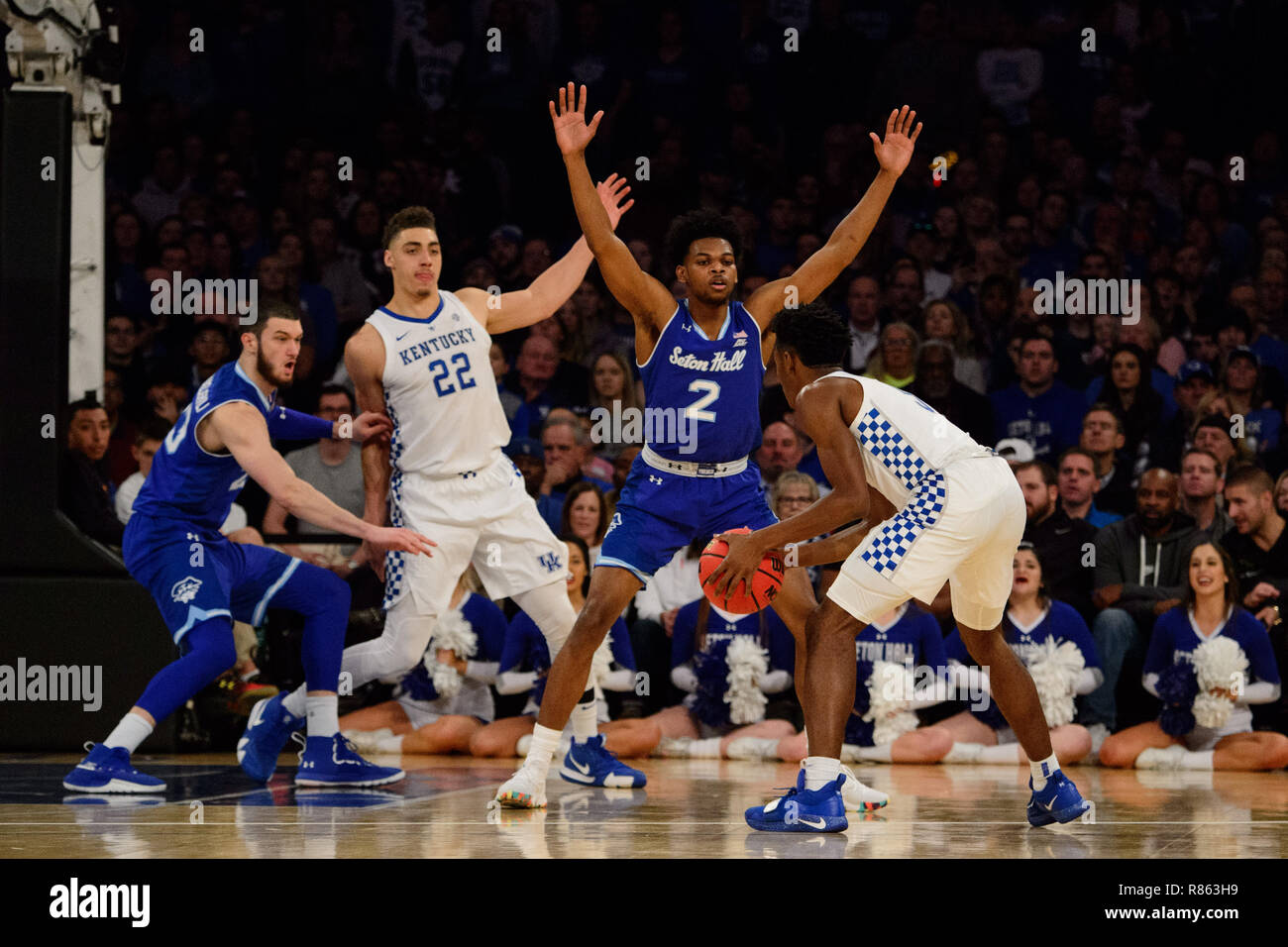 Überstunden. 08 Dez, 2018. Seton Hall Piraten guard Anthony Nelson (2) verteidigt Kentucky Wildkatzen guard Ashton Hagans (2) Während der Citi Hoops Classic zwischen der Seton Hall Piraten und Kentucky Wildkatzen im Madison Square Garden, New York, New York. Die Seton Hall Piraten besiegen die Kentucky Wildkatzen 84-83 in den überstunden. Obligatorische Credit: Kostas Lymperopoulos/CSM/Alamy leben Nachrichten Stockfoto