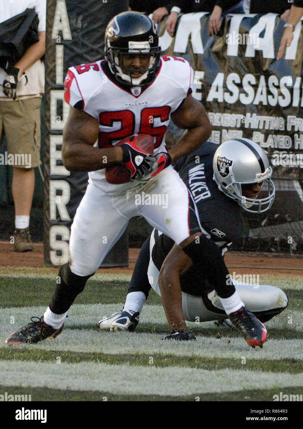 Oakland, Kalifornien, USA. 2. Nov 2008. Atlanta Falcons Sicherheit Erik Coleman #26 fängt den Ball in der End Zone. Mit der Oakland Raiders, wide receiver Javon Nr. 84 auf die Runde. Diese endete die Räuber zählenden Antrieb im vierten Quartal am Sonntag, 2. November 2008, um Oakland-Alameda County Coliseum in Oakland, Kalifornien. Die Falken besiegt die Räuber 24-0. Credit: Al Golub/ZUMA Draht/Alamy leben Nachrichten Stockfoto