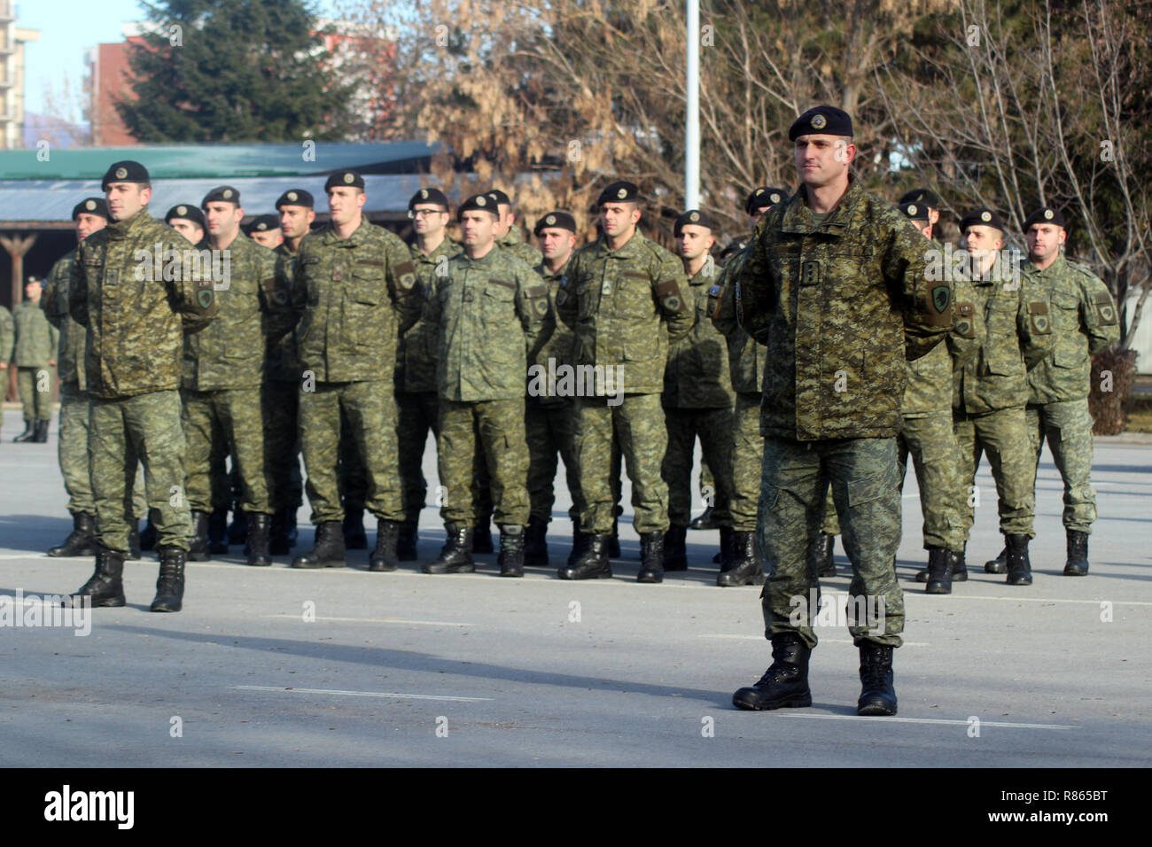 13. Dezember 2018, Kosovo, Gnjilane: Ein Bataillon der Kosovarischen Sicherheitskräfte (KSF) steht in einem Ort bei der Flag roll call. Am 14. Dezember, der Kosovo das Parlament will die Entscheidung der KSF Katastrophenschutz Kraft in eine Armee zu verwandeln. Serbien ist vehement kritisiert die bewegen, und die Nato-Außenminister vor kurzem sprach auch über eine Entscheidung, die zur rechten Zeit nicht gekommen. Die Regierung des Kosovo, auf der anderen Seite weist darauf hin, dass die Entwicklung des eigenen Streitkräfte ein Prozess gewesen ist, die schon seit Jahren und wird von NATO-Partnern mit der Ausbildung eine unterstützte Stockfoto