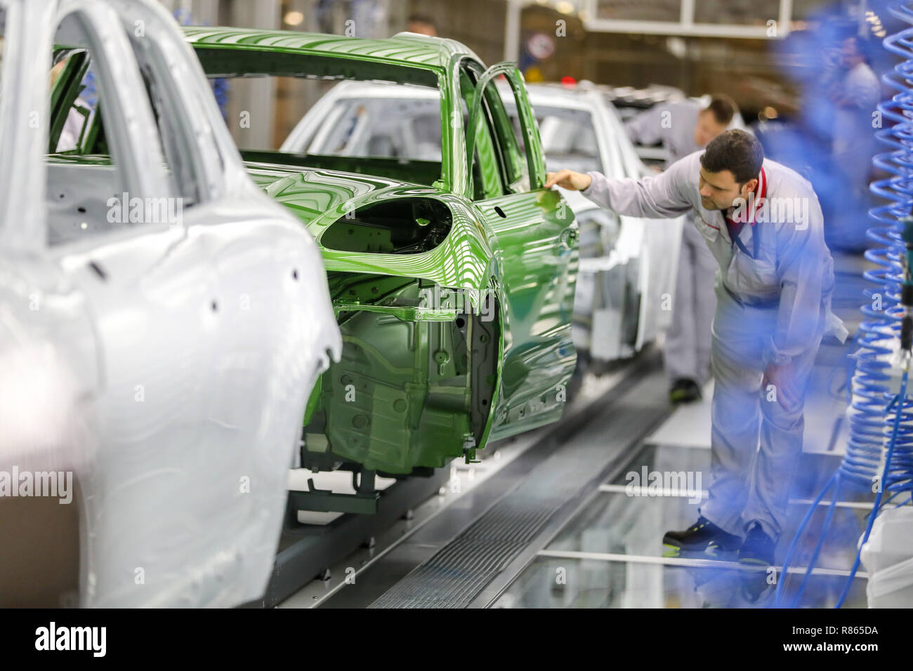 13 Dezember 18 Sachsen Leipzig Ein Mitarbeiter Pruft Die Farbe Auf Den Korper Eines Porsche Macan