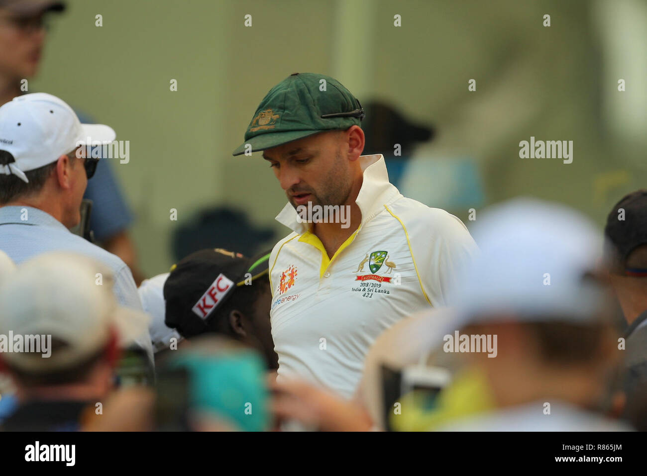 Optus Stadion, Perth, Australien. 14 Dez, 2018. Internationalen Test Series Cricket, Australien im Vergleich zu Indien, zweiter Test, Tag 1; Nathan Lyon von Australien macht seine Weise auf das Spielfeld für den Start der zweiten Test gegen Indien Quelle: Aktion plus Sport/Alamy leben Nachrichten Stockfoto