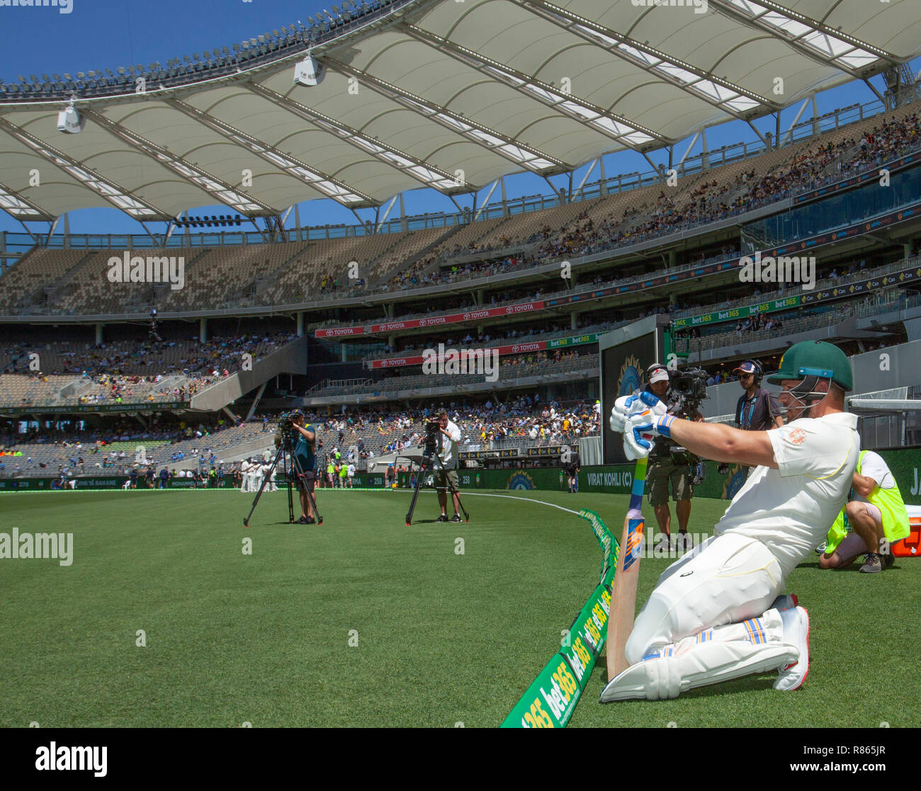 Optus Stadion Perth Australien 14 Dez 2018 Internationalen Test Series Cricket Australien Im Vergleich Zu Indien Zweiter Test Tag 1 Aaron Finch Von Australien Erstreckt Sich An Der Grenze Vor Betreten Das