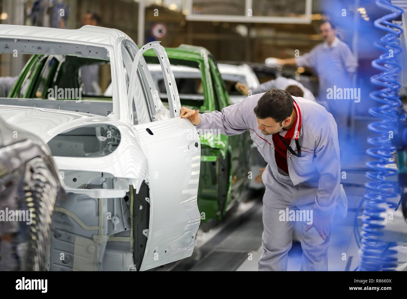 13 Dezember 18 Sachsen Leipzig Ein Mitarbeiter Pruft Die Farbe Auf Den Korper Eines Porsche Macan