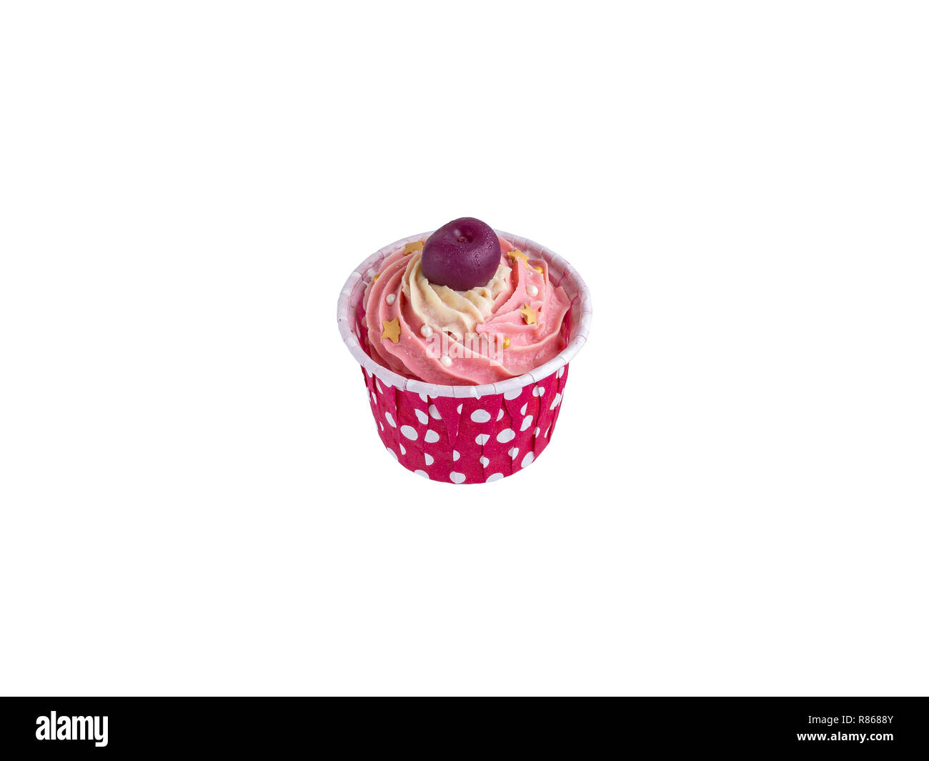 Rose chocolate Cupcake mit der Kirsche auf rot Schale auf weißem Hintergrund Stockfoto