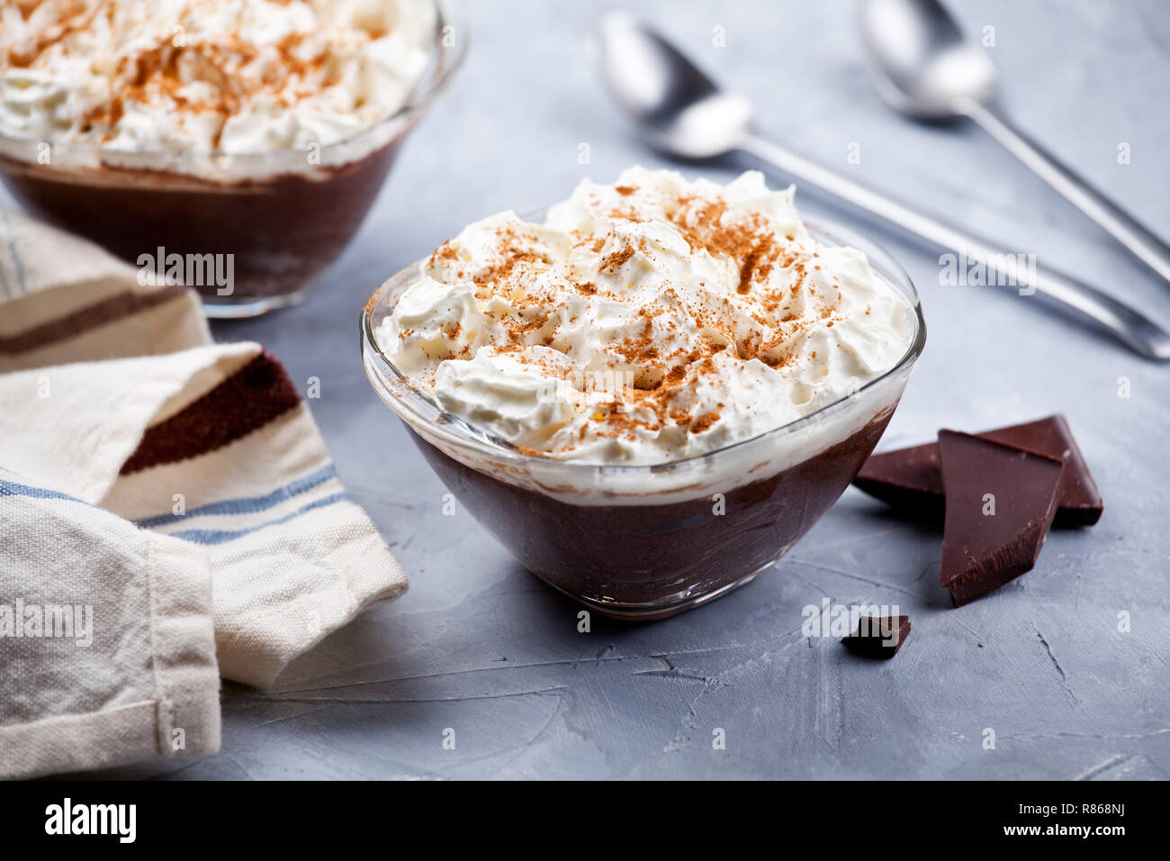 Kleine Töpfe mit hausgemachten dunkle Schokoladenmousse Stockfoto