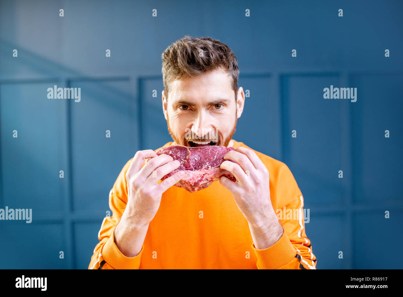 Man eating steak -Fotos und -Bildmaterial in hoher Auflösung – Alamy